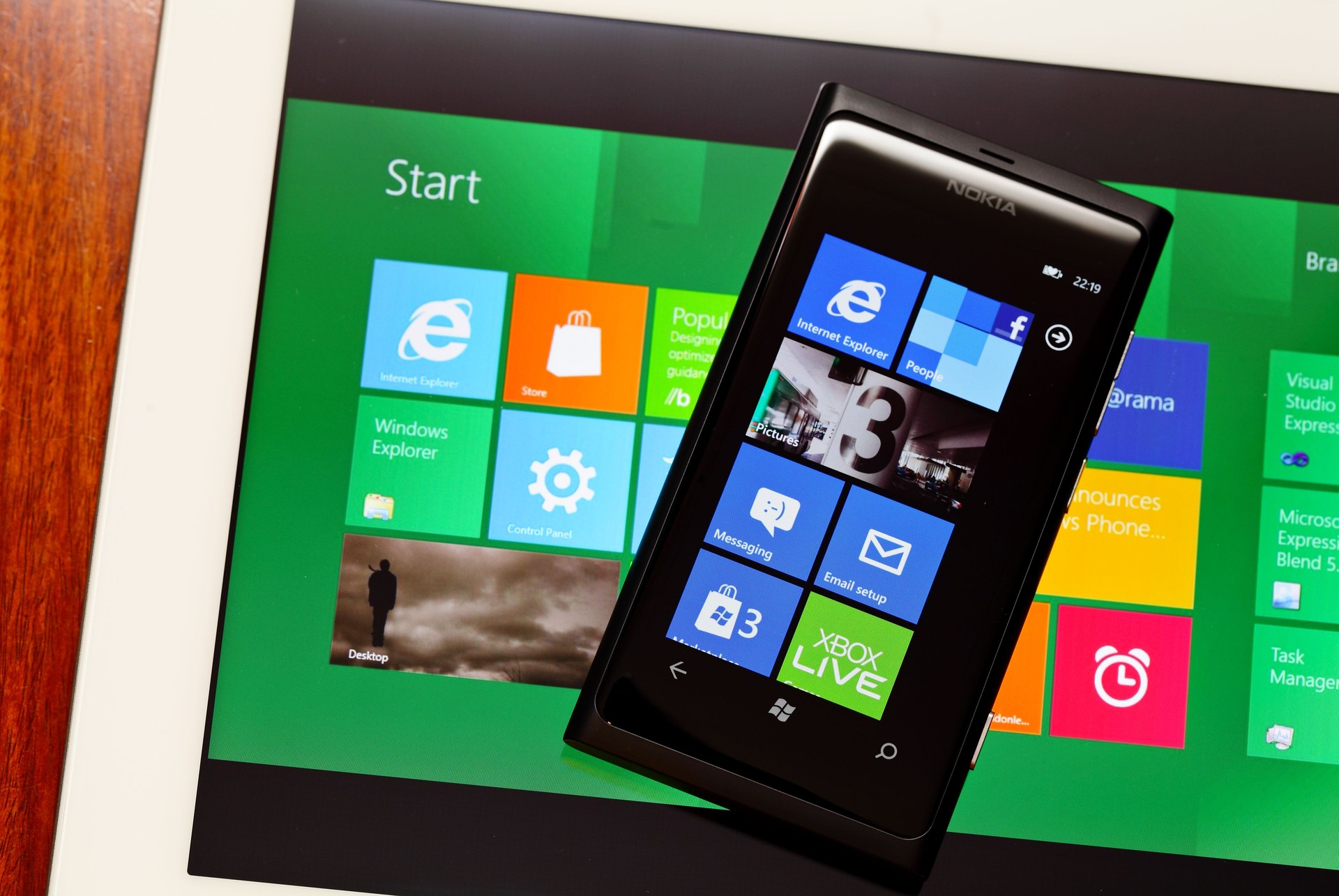 Microsoft Windows family tablet and smart phone Microsoft Windows family tablet and smart phone